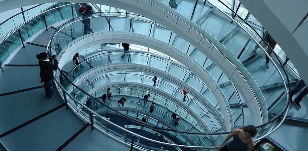Escalera helicoidal de un edificio de oficinas, a cámara lenta